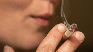 امرأة تدخن في حانة في راث هويمار قرب كولونيا، غرب ألمانيا،