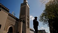 Un policier patrouille devant la mosquée de Paris lors du premier jour du mois sacré du ramadan, mardi 13 avril 2021.