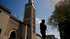 Ein Polizist patrouilliert am ersten Tag des heiligen Monats Ramadan am Dienstag, den 13. April 2021, vor der Moschee in Paris. 