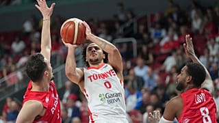 Türkiye - Polonya arasında oynanan EuroBasket çeyrek final müsabakasında Shane Larkin atış yaparken, 9 Eylül 2025