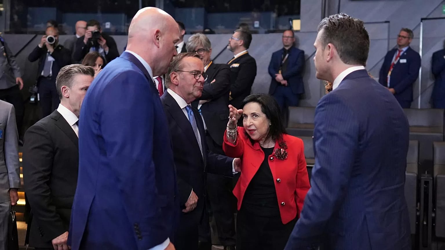 Margarita Robles conversa con sus homólogos sueco, alemán y estadounidense, además del embajador de EE.UU. ante la OTAN, en una reunión de este organismo el pasado 5 de julio.