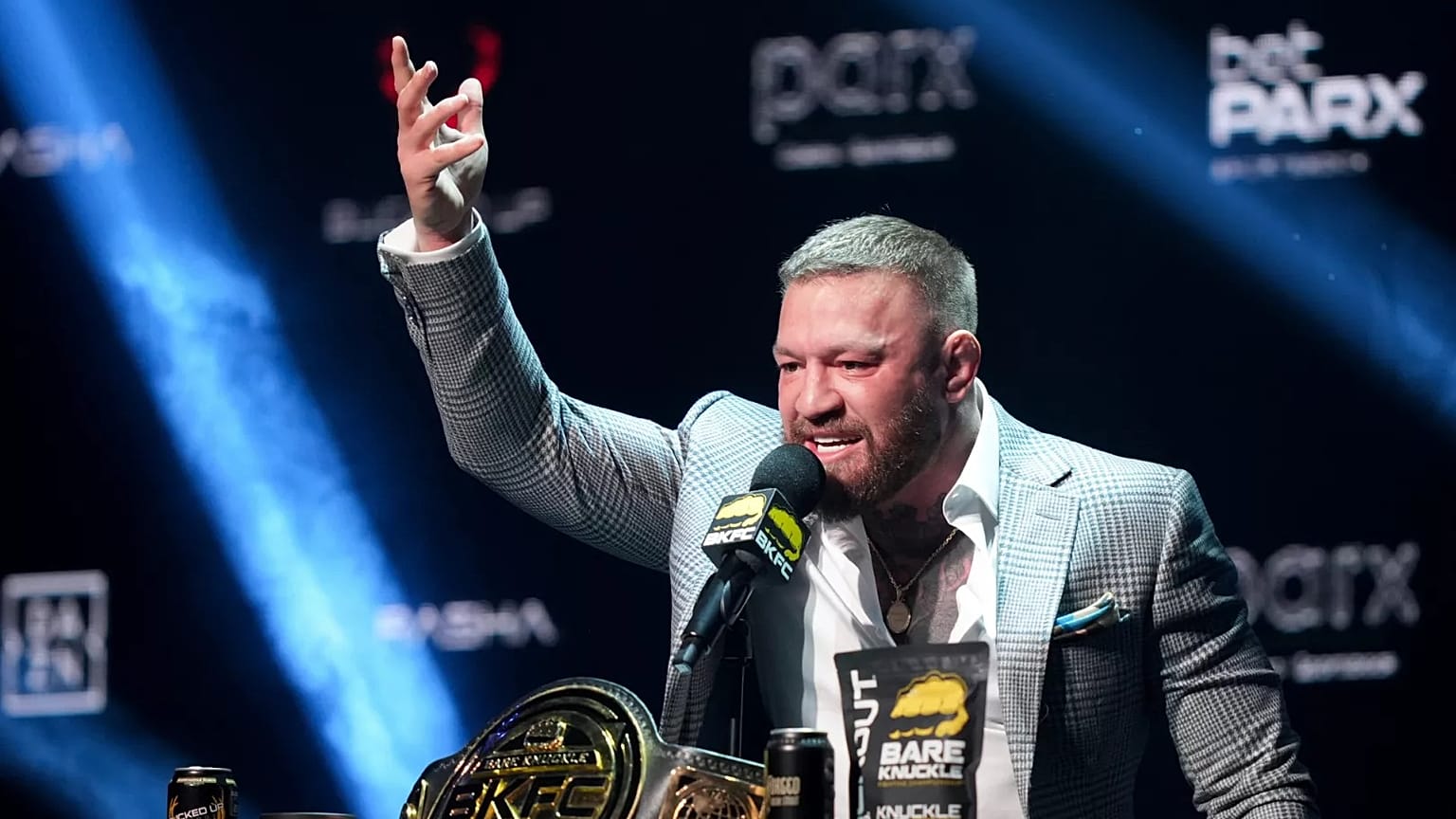 Conor McGregor habla durante una conferencia de prensa de boxeo KnuckleMania V en Bensalem, 23 de enero de 2025.