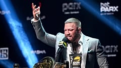 Conor McGregor, Bensalem'de düzenlenen KnuckleMania V boks basın toplantısı sırasında konuşuyor, 23 Ocak, 2025