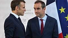 Sébastien Lecornu et Emmanuel Macron discutent à l'issue d'un discours prononcé par le président devant les chefs d'état-major à Paris, le 13 juillet 2025.