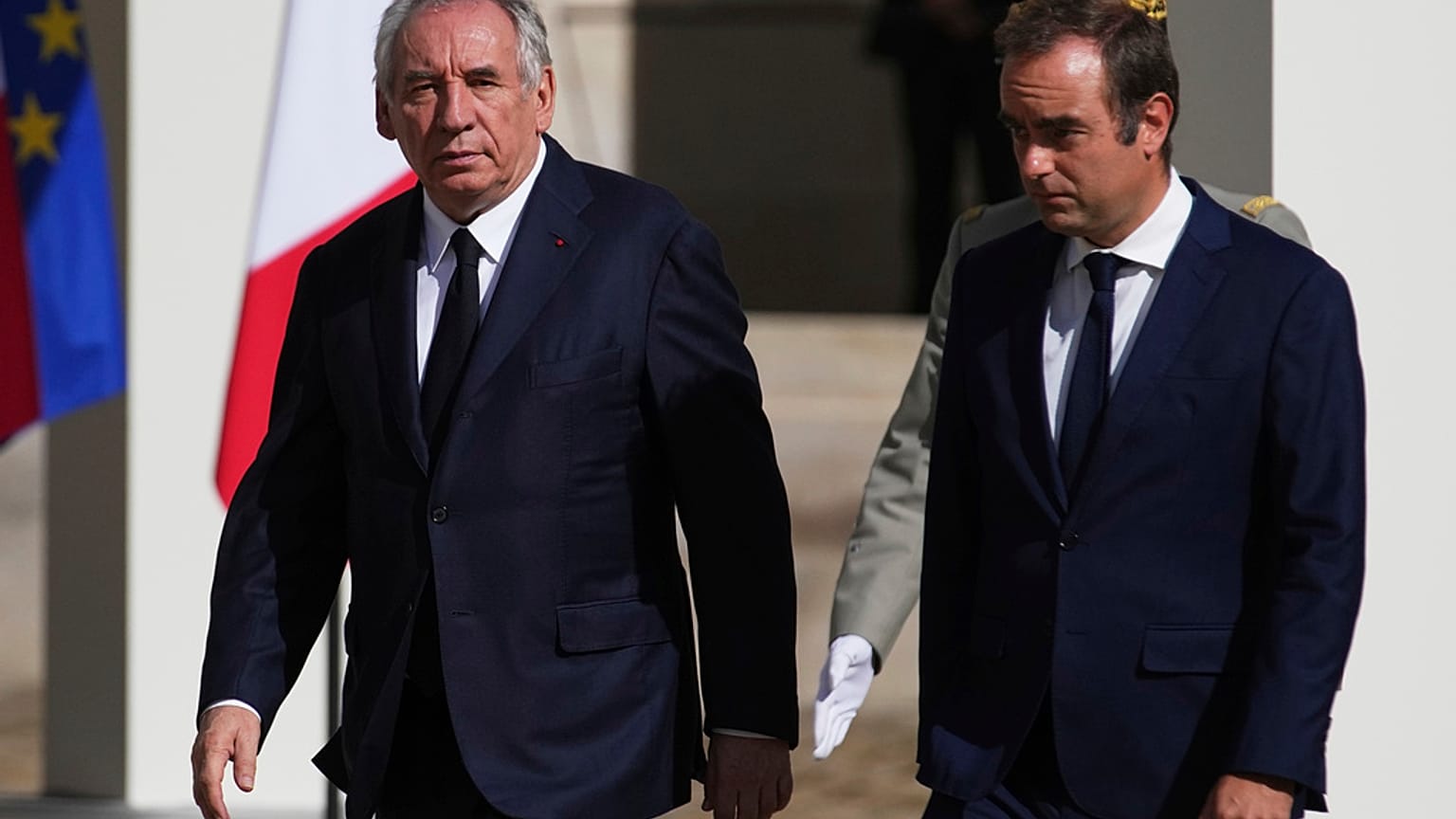 Sebastien Lecornu (sağda), güven oylamasını kaybeden François Bayrou ile birlikte, 5 Eylül 2025