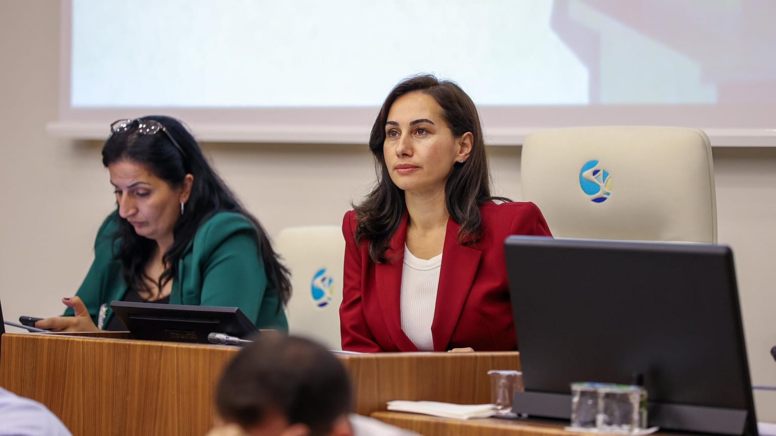 Özlem Vural Gürzel, Beykoz Belediyesi Meclisi'nde düzenlenen bir oturumu yönetirken, 1 Eylül 2025