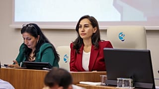 Özlem Vural Gürzel, Beykoz Belediyesi Meclisi'nde düzenlenen bir oturumu yönetirken, 1 Eylül 2025