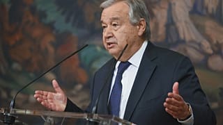 الأمين العام للأمم المتحدة أنطونيو غوتيريش وهو يشير أثناء حديثه خلال مؤتمر صحفي مشترك مع وزير الخارجية الروسي سيرغي لافروف عقب مباحثاتهما في موسكو، روسيا،
