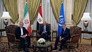 المدير العام للوكالة الدولية للطاقة الذرية رافائيل غروسي يستمع إلى رئيس منظمة الطاقة الذرية الإيرانية محمد إسلامي، في طهران، 17 أبريل 2025.