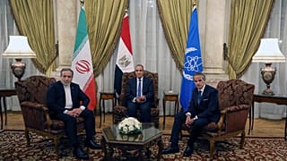 المدير العام للوكالة الدولية للطاقة الذرية رافائيل غروسي يستمع إلى رئيس منظمة الطاقة الذرية الإيرانية محمد إسلامي، في طهران، 17 أبريل 2025.