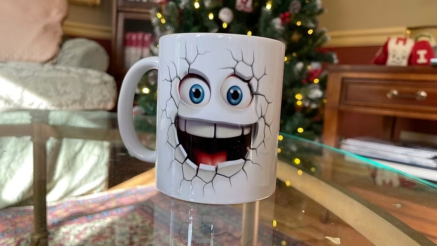 ARQUIVO - Uma caneca comprada em Temu é mostrada em Damasco, Maryland, no sábado, 30 de novembro de 2024. 