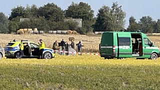 Rendőrök és katonai rendőrök biztosítják egy lelőtt drón részeit Wohynnál