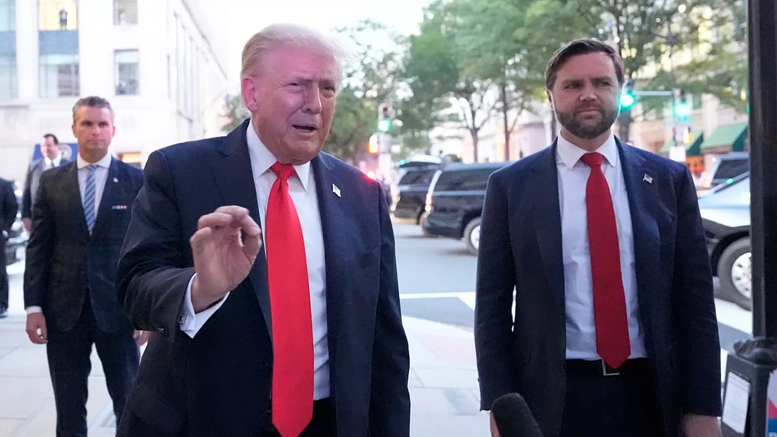 Trump elnök éd JD Vance alelnök, a háttérben Pete Hegseth védelmi miniszter