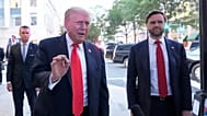Trump elnök éd JD Vance alelnök, a háttérben Pete Hegseth védelmi miniszter