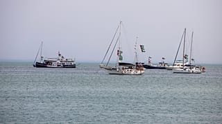 Barche della Global Sumud Flotilla per Gaza sono ancorate al largo di Sidi Bou Said in Tunisia (9 settembre 2025)