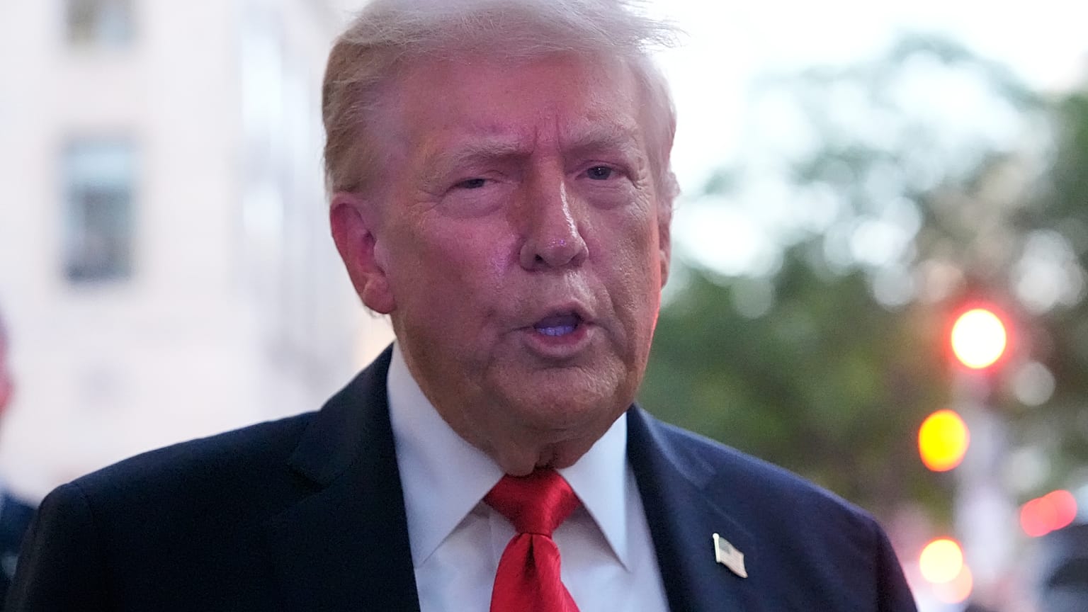 El presidente Donald Trump habla con la prensa antes de entrar a cenar a un restaurante cerca de la Casa Blanca, el martes 9 de septiembre de 2025, en Washington.