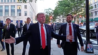Президент Дональд Трамп общается с журналистами недалеко от Белого дома во вторник, 9 сентября 2025 года.