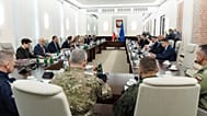 Premier Donald Tusk zwołał w środę w Warszawie nadzwyczajne posiedzenie rządu w KPRM. W obradach uczestniczyli przedstawiciele wojska i służb ratunkowych. 10.09.2025
