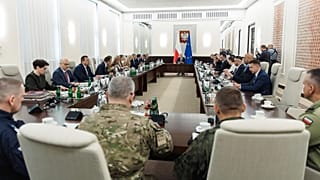 O Primeiro-Ministro Donald Tusk convocou uma reunião de emergência do Governo na Chancelaria, em Varsóvia, na quarta-feira. A reunião contou com a presença de representantes das forças armadas e dos serviços de emergência. 10.09.2025