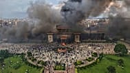 Des manifestants célèbrent au Singha Durbar après y avoir mis le feu lors d'une protestation contre l'interdiction des réseaux sociaux et la corruption à Katmandou, Népal, mardi 9 septembre 2025