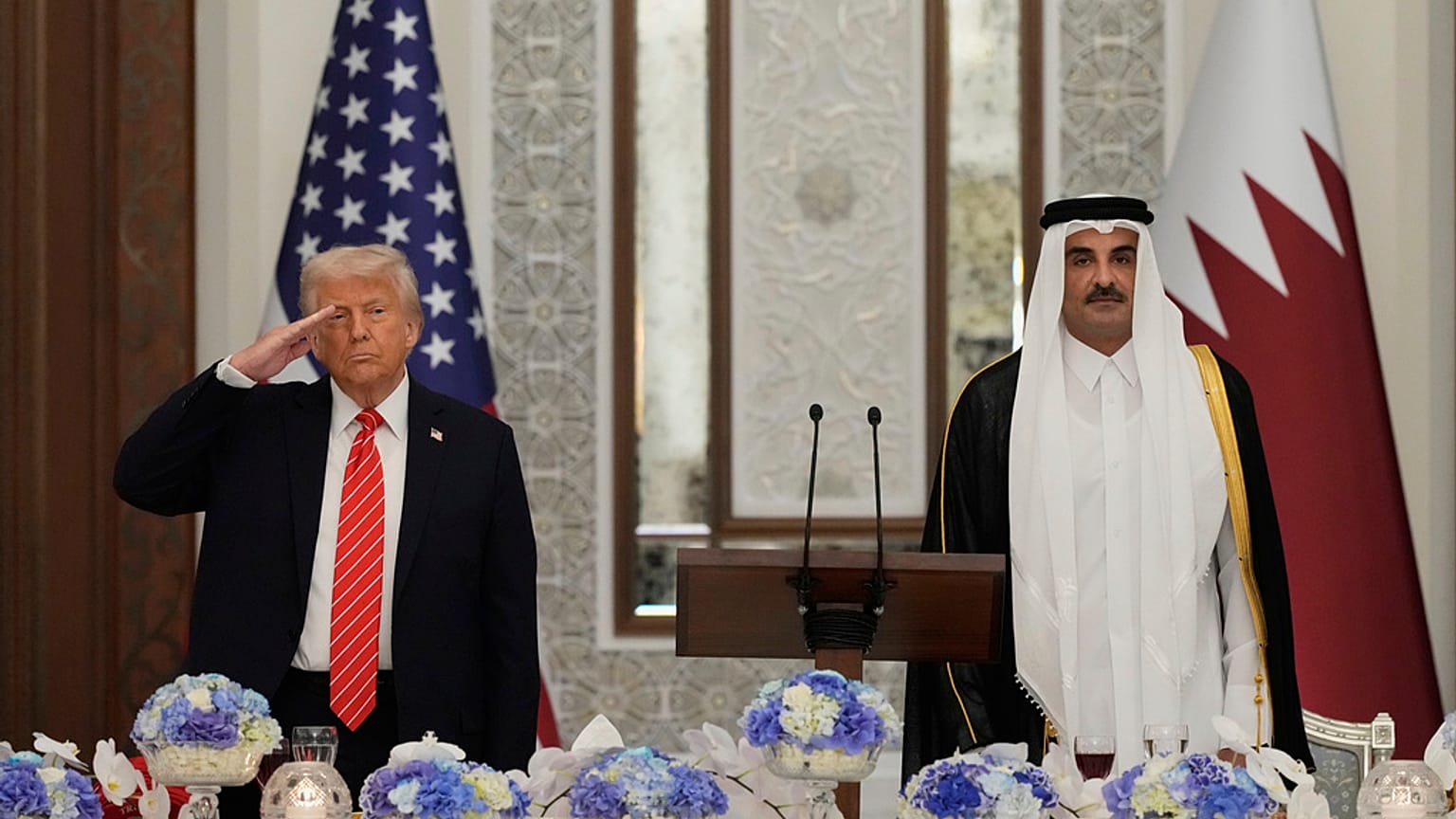 الرئيس دونالد ترامب يؤدي التحية العسكرية أثناء عزف النشيد الوطني الأمريكي، وأمير قطر الشيخ تميم بن حمد آل ثاني في قصر لوسيل في الدوحة، قطر، يوم الأربعاء 14 مايو 2025.