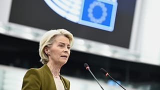 Avrupa Komisyonu Başkanı Ursula von der Leyen, Çarşamba günü Fransa'nın doğusundaki Strasbourg kentinde bulunan Avrupa Parlamentosu'nda birliğin durumu hakkında önemli bir konuşma yaparken el kol hareketleri yapıyor