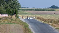 Rendőrök a helyszínen, ahol orosz drón roncsait találták meg a közép-lengyelországi Mniszków településnél