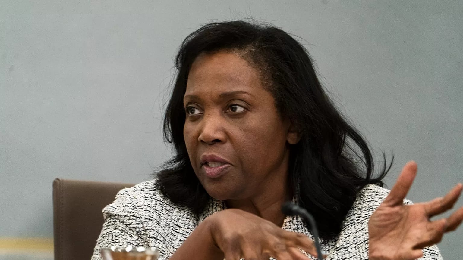 Lisa Cook s'exprime lors d'une conversation avec des dirigeants d'organisations au siège de la Réserve fédérale, le vendredi 23 septembre 2022, à Washington, aux États-Unis