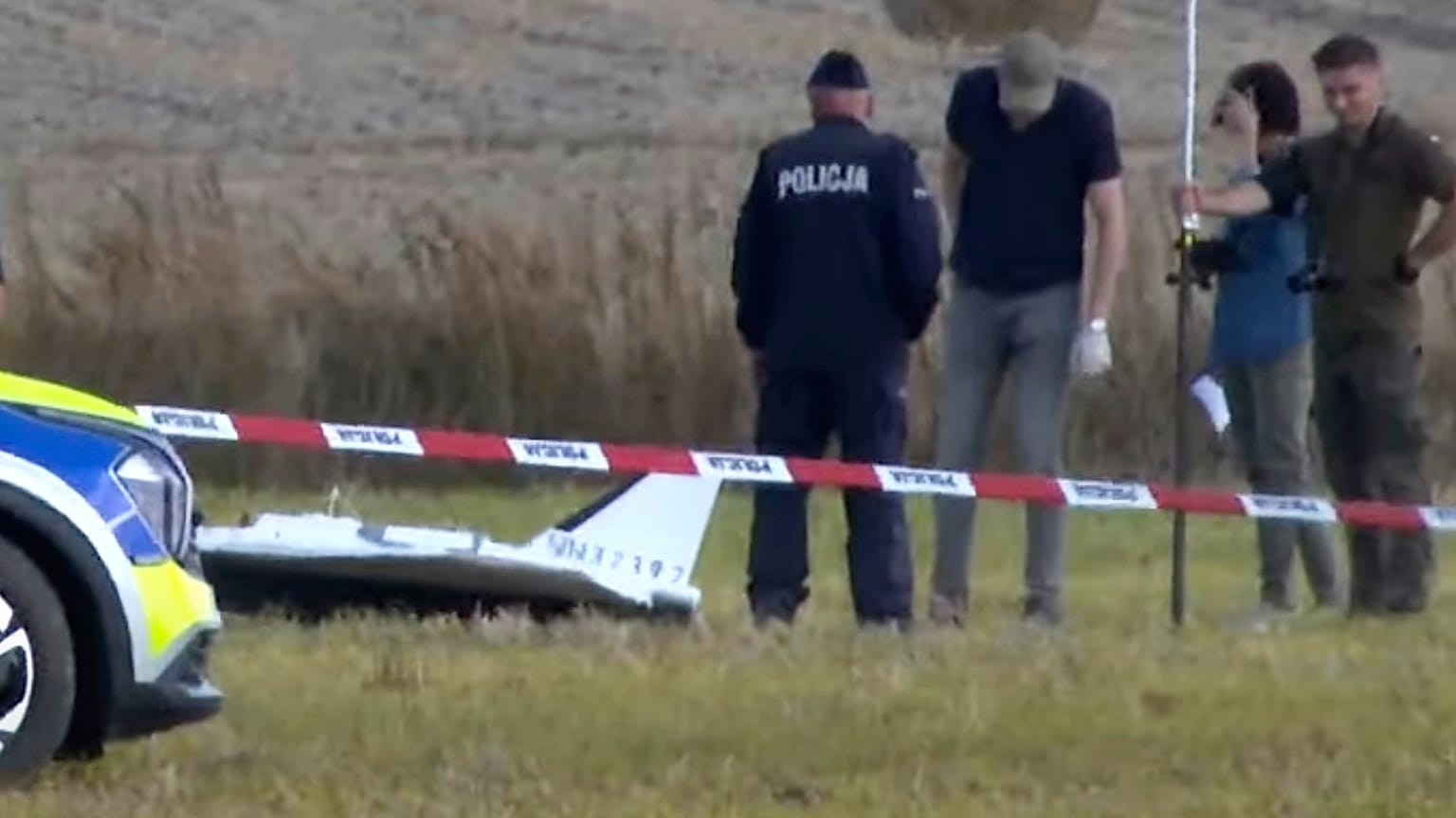 En esta imagen, la Policía asegura partes de un objeto dañado derribado por las autoridades polacas en un sitio en Wohyn, Polonia, el 10 de septiembre de 2025.