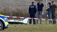 En esta imagen, la Policía asegura partes de un objeto dañado derribado por las autoridades polacas en un sitio en Wohyn, Polonia, el 10 de septiembre de 2025.