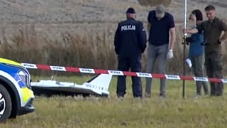 En esta imagen, la Policía asegura partes de un objeto dañado derribado por las autoridades polacas en un sitio en Wohyn, Polonia, el 10 de septiembre de 2025.