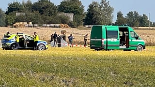 Służby na miejscu upadku rosyjskiego drona. 