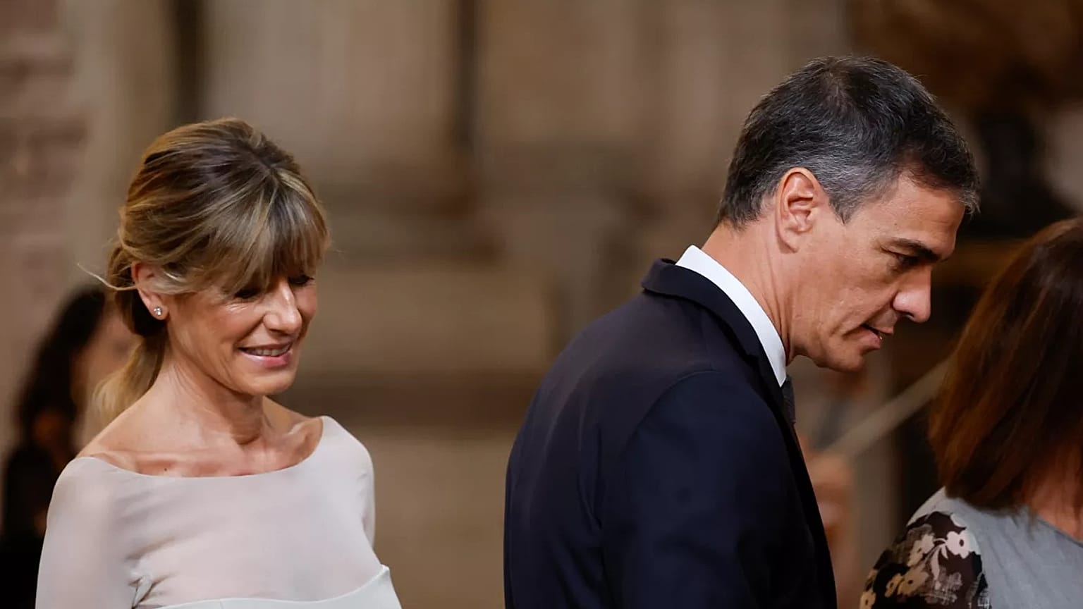 ARCHIVO - El presidente del Gobierno español, Pedro Sánchez, y su esposa, Begoña Gómez, en el  aniversario de la proclamación del rey Felipe VI de España. 19 de junio de 2024.