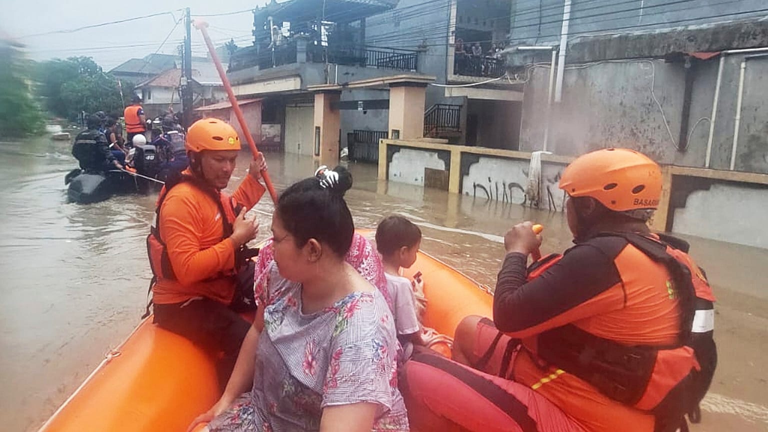 Retter evakuieren Bewohner mit einem Schlauchboot aus ihrem überfluteten Haus in Denpasar, Bali, Indonesien am Mittwoch, 10. September 2025.
