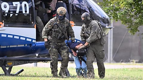 The alleged perpetrator of the knife attack in Solingen is escorted from a helicopter in Karlsruhe, 25 August, 2024