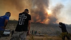 Akdeniz adasının güneyinde çıkan büyük yangın sırasında Omodos köyünde yaşayanlar alevlerle mücadele etmek için toplandı / 24 Temmuz 2025’te, 