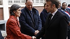 Die Direktorin der DGSI (Direction générale de la sécurité intérieure), Celine Berthon, schüttelt dem französischen Präsidenten Emmanuel Macron die Hand, 11. März 2025.
