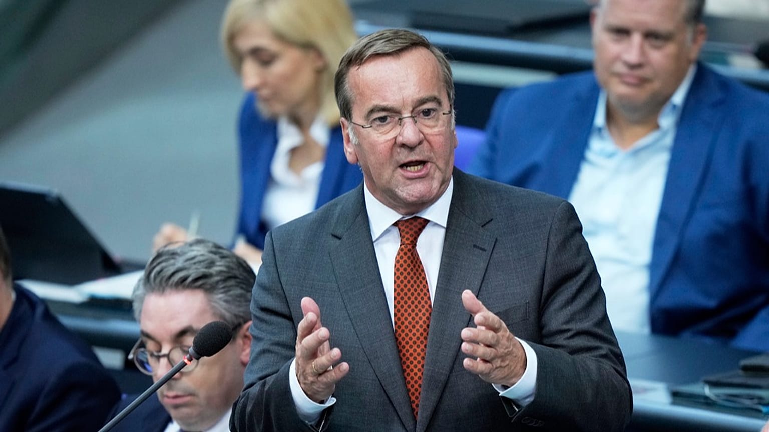 Verteidigungsminister Boris Pistorius während einer Sitzung des Deutschen Bundestages, 10. September 2025
