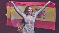 Melody, la representante de España en el último concurso de Eurovisión, portando la bandera de España.