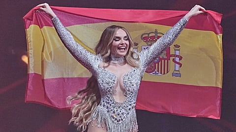 Melody, la representante de España en el último concurso de Eurovisión, portando la bandera de España.