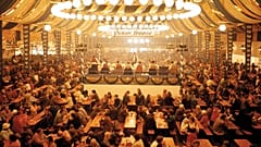 Una tenda della birra all'Oktoberfest, in Germania.
