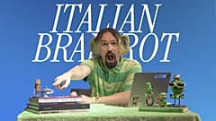 Esta imagem mostra uma fotografia de autorretrato, sem data, do animador de IA Fabian Mosele, sentado em frente às palavras "Italian Brain Rot", um género de meme popular em 2025.