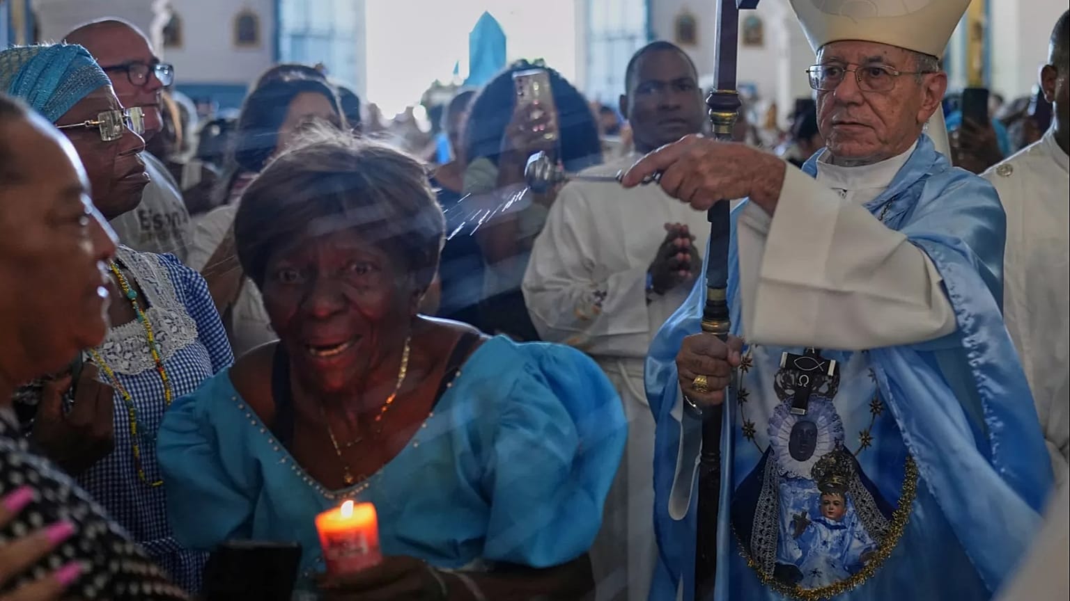 El arzobispo de La Habana bendice a los fieles durante una misa en honor de la Vírgen de Regla en la localidad homónima cubana, el pasado domingo 7 de septiembre de 2025.