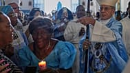 El arzobispo de La Habana bendice a los fieles durante una misa en honor de la Vírgen de Regla en la localidad homónima cubana, el pasado domingo 7 de septiembre de 2025.