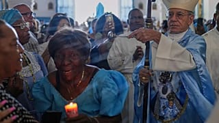 El arzobispo de La Habana bendice a los fieles durante una misa en honor de la Vírgen de Regla en la localidad homónima cubana, el pasado domingo 7 de septiembre de 2025.