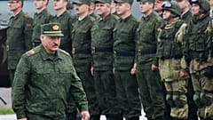 DATEI - Der weißrussische Präsident Alexander Lukaschenko inspiziert die Truppen während der gemeinsamen russisch-weißrussischen Militärübungen in Zapad (West) 2017