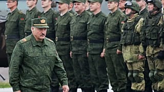 ARCHIVO - El presidente bielorruso, Alexander Lukashenko, inspecciona las tropas durante los ejercicios militares conjuntos Rusia-Bielorrusia Zapad (Oeste) 2017.