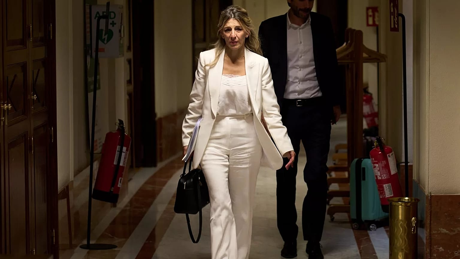 La vicepresidenta segunda y ministra de Trabajo, Yolanda Diaz, abandona el hemiciclo del Congreso de los Diputados en Madrid, este miércoles 9 de julio de 2025.