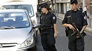 الشرطة الفرنسية تقوم بدوريات في شوارع دوفيل، غرب فرنسا،