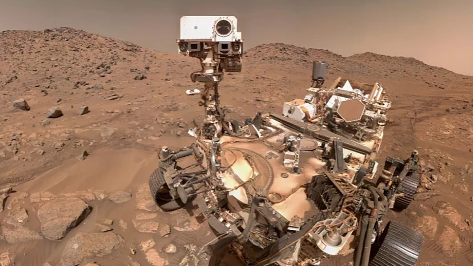 Esta imagen facilitada por la NASA muestra al explorador de Marte Perseverance de la NASA tomándose un selfie, compuesto por 62 imágenes individuales el 23 de julio de 2024. 